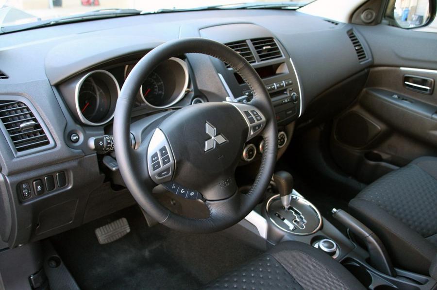  Mitsubishi Outlander Sport 2011 года  (фото 26 из 49)